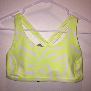 🆕 Girl’s Under Armour HeatGear Sports Top (L)